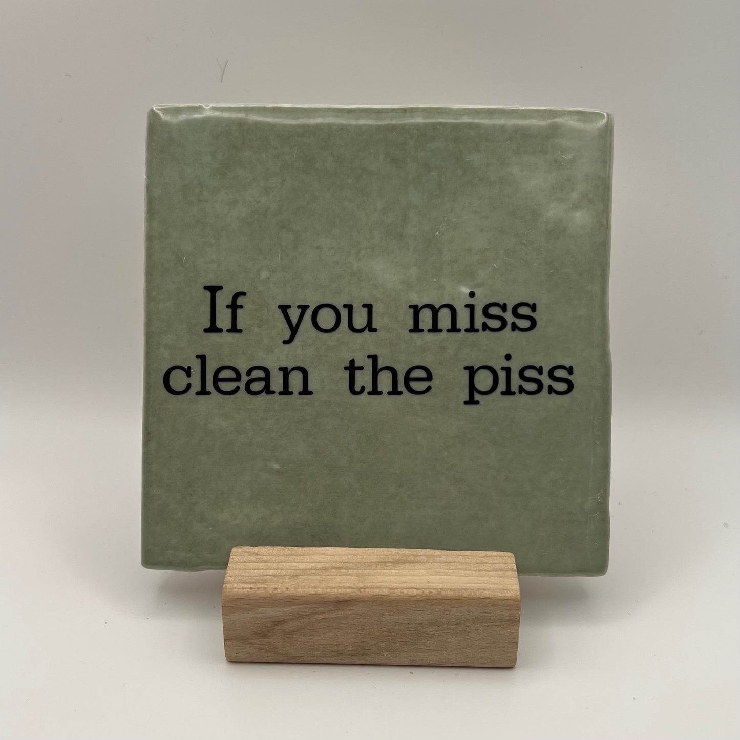 Tegeltje - If you miss clean the piss